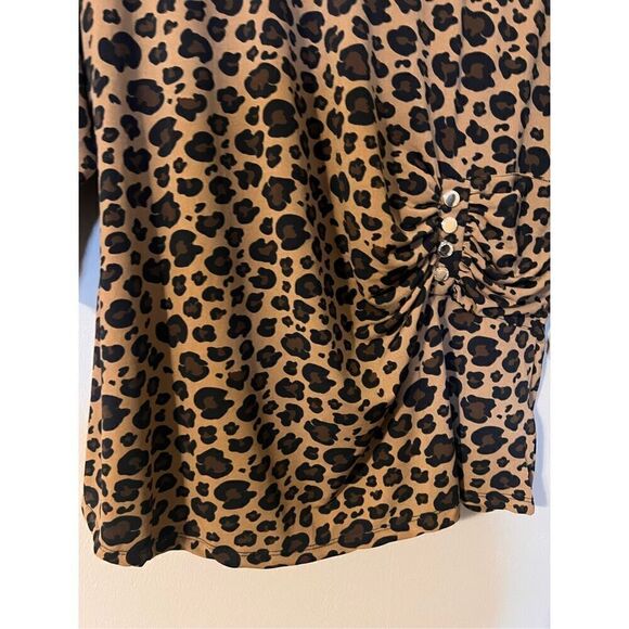 Carmen Marc Valvo 1X Leopard Print 3/4 Sleee Top Brown Tan Ruched Elevated Basic - Picture 8 of 11